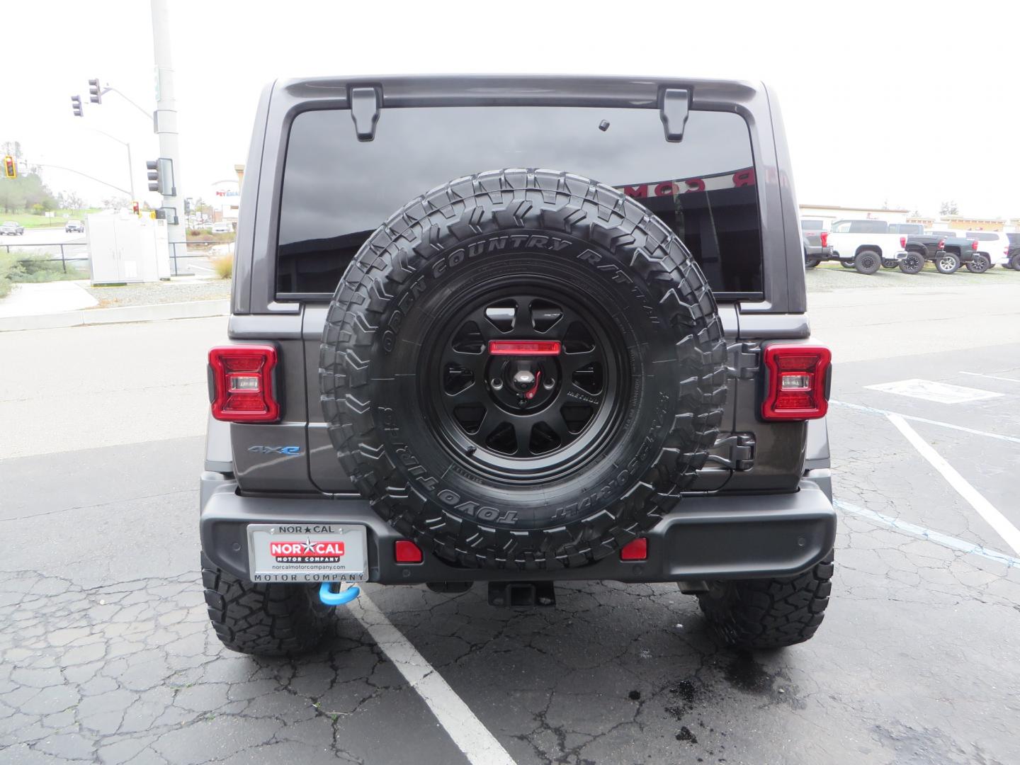 2021 CHARCOAL /BLACK Jeep Wrangler Unlimited Rubicon 4XE 4d SUV 4wd (1C4JJXR60MW) with an 2.0L L4 DOHC 16V TURBO engine, automatic transmission, located at 2630 Grass Valley Highway, Auburn, CA, 95603, (530) 508-5100, 38.937893, -121.095482 - 4XE Rubicon sitting on a Zone offroad suspension system, Fox shocks, 37" Toyo RT trail tires, 17" Method Race wheels, Teraflex Hd tire carrier, and Flat tow ready. - Photo#5